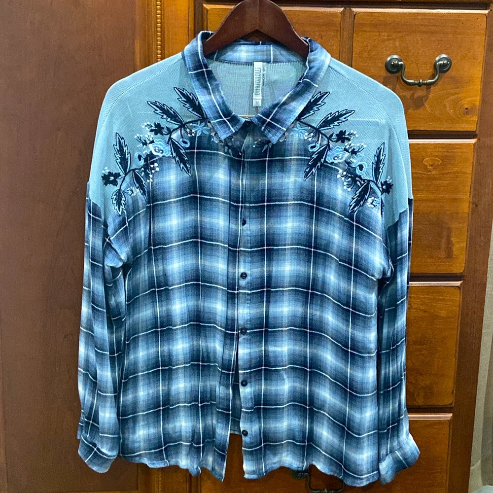 🎄JUST REDUCED🎄Monoreno Ladies Embroidered Button Down Long Sleeve Shirt